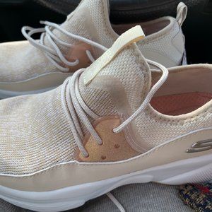 nwt skechers sneakers  size 6